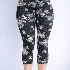 2/20 OLD NAVY legging, yoga , women size L. black floral print